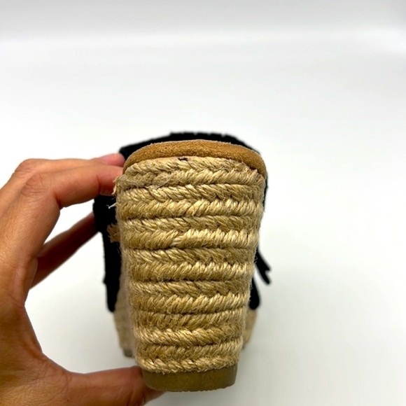 Minnetonka - Quinn Black Suede Fringe Gold Studded Peep Toe Wedge Size 7 - Picture 14 of 16